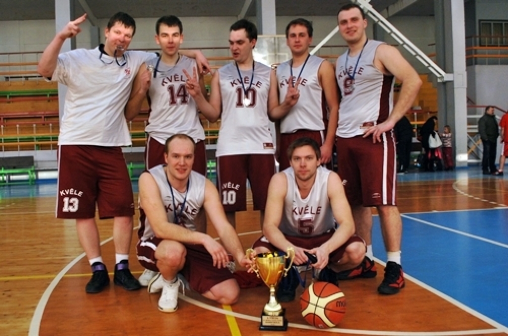 Divu spēļu summā ar rezultātu 114:104 sporta centra «Mēmele» kausu
basketbolā izcīnīja basketbola klubs «Bauskas zelta lauvas», kas finālā
pārspēja Codes pagasta komandu.
Turnīrā piedalījās septiņas vienības – BK «Bauskas zelta lauvas»,...
Autors: Uldis Varnevičs