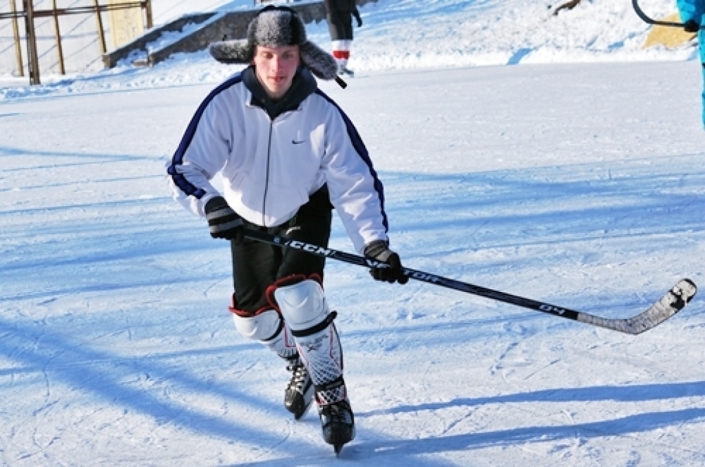 Šogad hokeja sacīkšu organizatori bija atvieglojuši sportistiem dalību
sacensībās. Pieteiktas bija 16 komandas, kuras tika sadalītas četrās
apakšgrupās. Vispirms visas spēles izspēlēja pirmās divas apakšgrupas un
vēlāk otras divas, kas...
Autors: Uldis Varnevičs