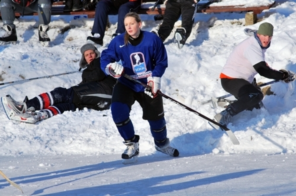 Šogad hokeja sacīkšu organizatori bija atvieglojuši sportistiem dalību
sacensībās. Pieteiktas bija 16 komandas, kuras tika sadalītas četrās
apakšgrupās. Vispirms visas spēles izspēlēja pirmās divas apakšgrupas un
vēlāk otras divas, kas...
Autors: Uldis Varnevičs