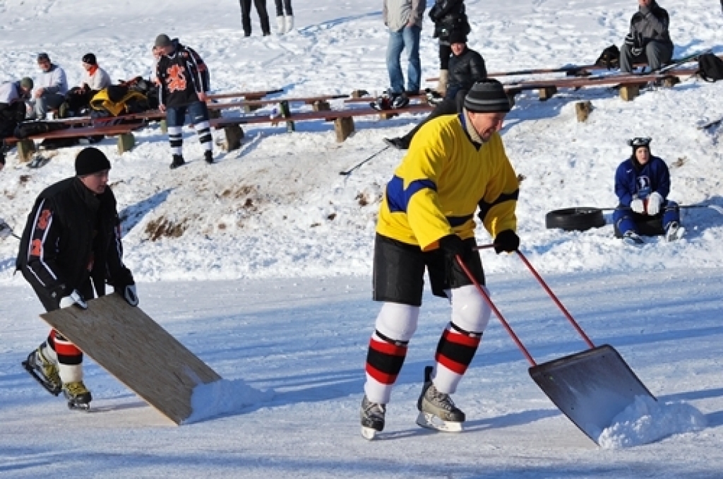Šogad hokeja sacīkšu organizatori bija atvieglojuši sportistiem dalību
sacensībās. Pieteiktas bija 16 komandas, kuras tika sadalītas četrās
apakšgrupās. Vispirms visas spēles izspēlēja pirmās divas apakšgrupas un
vēlāk otras divas, kas...
Autors: Uldis Varnevičs
