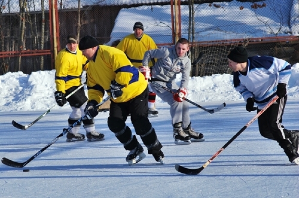 Šogad hokeja sacīkšu organizatori bija atvieglojuši sportistiem dalību
sacensībās. Pieteiktas bija 16 komandas, kuras tika sadalītas četrās
apakšgrupās. Vispirms visas spēles izspēlēja pirmās divas apakšgrupas un
vēlāk otras divas, kas...
Autors: Uldis Varnevičs