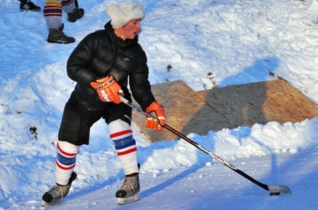 Šogad hokeja sacīkšu organizatori bija atvieglojuši sportistiem dalību
sacensībās. Pieteiktas bija 16 komandas, kuras tika sadalītas četrās
apakšgrupās. Vispirms visas spēles izspēlēja pirmās divas apakšgrupas un
vēlāk otras divas, kas...
Autors: Uldis Varnevičs
