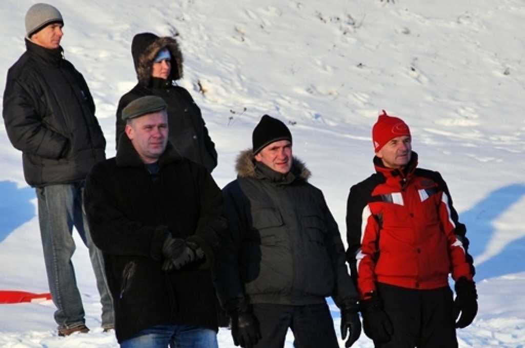 Šogad hokeja sacīkšu organizatori bija atvieglojuši sportistiem dalību
sacensībās. Pieteiktas bija 16 komandas, kuras tika sadalītas četrās
apakšgrupās. Vispirms visas spēles izspēlēja pirmās divas apakšgrupas un
vēlāk otras divas, kas...
Autors: Uldis Varnevičs