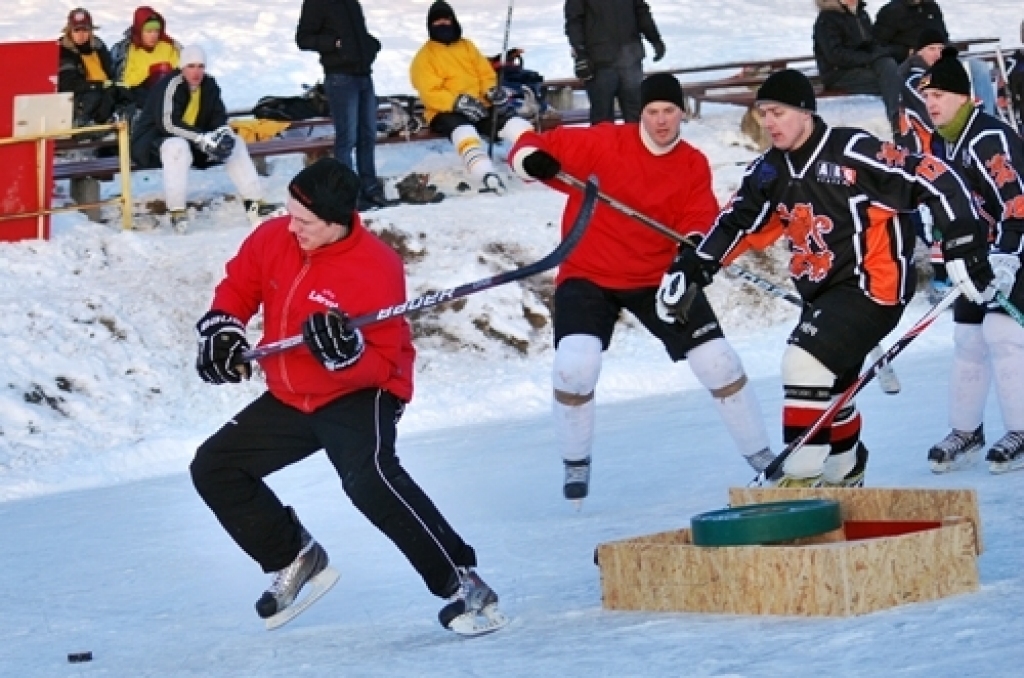 Šogad hokeja sacīkšu organizatori bija atvieglojuši sportistiem dalību
sacensībās. Pieteiktas bija 16 komandas, kuras tika sadalītas četrās
apakšgrupās. Vispirms visas spēles izspēlēja pirmās divas apakšgrupas un
vēlāk otras divas, kas...
Autors: Uldis Varnevičs
