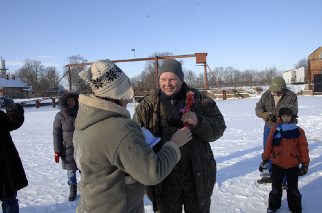 Zemledus makšķerēšanas sacensībām Rundālē sestdien, 11. februārī, bija reģistrējušies 17 dalībnieku. Sacīkstes notika uz Dzirnavu dīķa Pilsrundālē. Lomos bija raudas un asari. Lielākais guvums bija rundālietim Eduardam Nākmanim – 2,693...
Autors: Ivars Bogdanovs