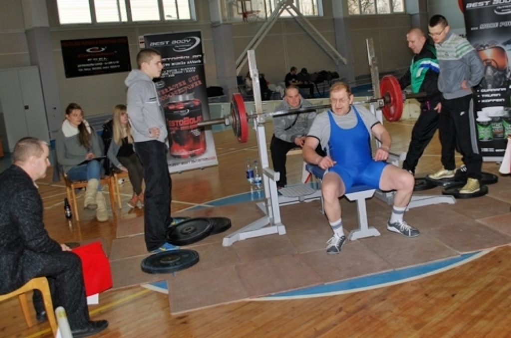 Latvijas Pauerliftinga federācijas kausa pirmais posms un Bauskas novada čempionāts svaru stieņa spiešanā guļus bez ekipējuma notika 4. februārī Bauskā, sporta namā «Mēmele». Šādas sacensības Bauskā notika pirmo reizi. Mājinieki...
Autors: Uldis Varnevičs