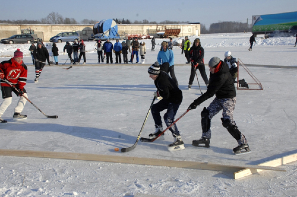 Rundāles novada pirmajā atklātajā hokeja turnīrā, kas notika 4. februārī Svitenē, uz dīķa pie zemnieku saimniecības (z/s) «Kaži», piedalījās desmit komandu. Ieskatu turnīrā varat gūt fotoattēlos.
Autors: Ivars Bogdanovs