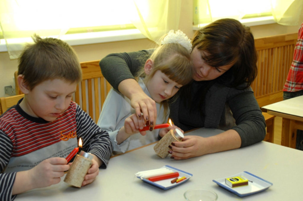 Rundāles novada «Mārpuķītes pilsētas» Grabenīcas laukumā sarīkotajā Svecaines tirgū netrūka ne cukurūdeņa, ne ūdenskliņģeru. Tika lietas, apgleznotas un dedzinātas sveces. Saulaines bērnudārza audzēkņi un darbinieki šajā priekā par gaismu...
Autors: Ivars Bogdanovs