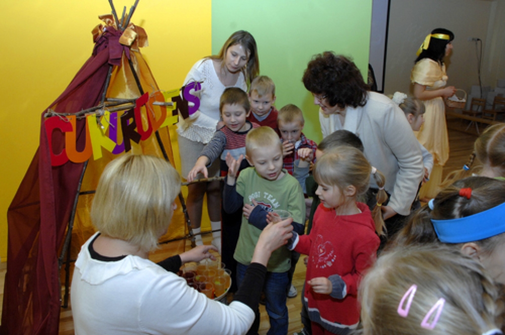 Rundāles novada «Mārpuķītes pilsētas» Grabenīcas laukumā sarīkotajā Svecaines tirgū netrūka ne cukurūdeņa, ne ūdenskliņģeru. Tika lietas, apgleznotas un dedzinātas sveces. Saulaines bērnudārza audzēkņi un darbinieki šajā priekā par gaismu...
Autors: Ivars Bogdanovs