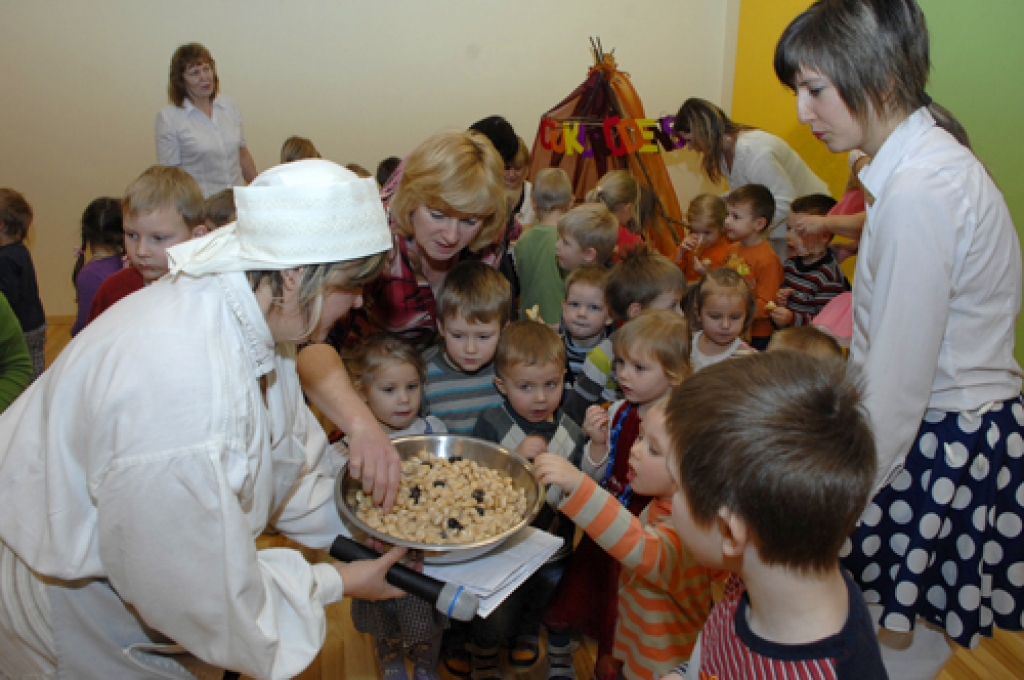 Rundāles novada «Mārpuķītes pilsētas» Grabenīcas laukumā sarīkotajā Svecaines tirgū netrūka ne cukurūdeņa, ne ūdenskliņģeru. Tika lietas, apgleznotas un dedzinātas sveces. Saulaines bērnudārza audzēkņi un darbinieki šajā priekā par gaismu...
Autors: Ivars Bogdanovs