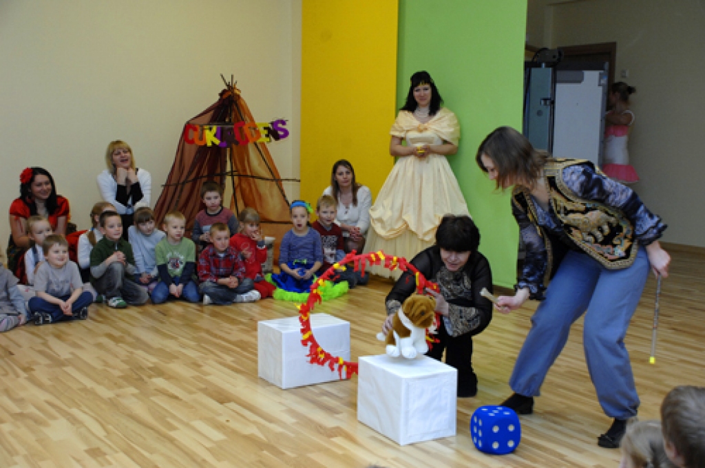 Rundāles novada «Mārpuķītes pilsētas» Grabenīcas laukumā sarīkotajā Svecaines tirgū netrūka ne cukurūdeņa, ne ūdenskliņģeru. Tika lietas, apgleznotas un dedzinātas sveces. Saulaines bērnudārza audzēkņi un darbinieki šajā priekā par gaismu...
Autors: Ivars Bogdanovs