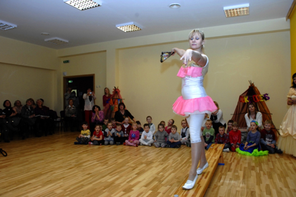 Rundāles novada «Mārpuķītes pilsētas» Grabenīcas laukumā sarīkotajā Svecaines tirgū netrūka ne cukurūdeņa, ne ūdenskliņģeru. Tika lietas, apgleznotas un dedzinātas sveces. Saulaines bērnudārza audzēkņi un darbinieki šajā priekā par gaismu...
Autors: Ivars Bogdanovs