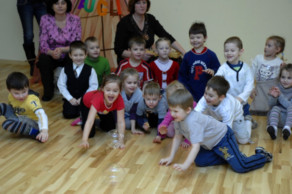 Rundāles novada «Mārpuķītes pilsētas» Grabenīcas laukumā sarīkotajā Svecaines tirgū netrūka ne cukurūdeņa, ne ūdenskliņģeru. Tika lietas, apgleznotas un dedzinātas sveces. Saulaines bērnudārza audzēkņi un darbinieki šajā priekā par gaismu...
Autors: Ivars Bogdanovs