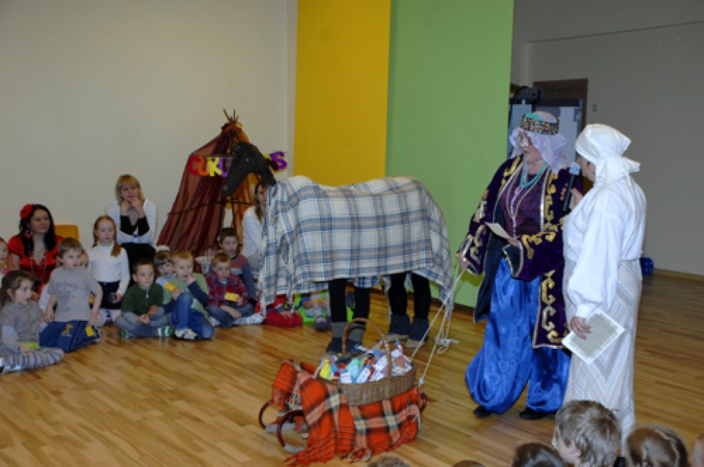Rundāles novada «Mārpuķītes pilsētas» Grabenīcas laukumā sarīkotajā Svecaines tirgū netrūka ne cukurūdeņa, ne ūdenskliņģeru. Tika lietas, apgleznotas un dedzinātas sveces. Saulaines bērnudārza audzēkņi un darbinieki šajā priekā par gaismu...
Autors: Ivars Bogdanovs