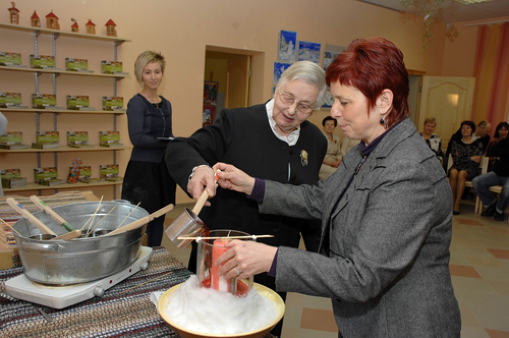Bauskas bērnu un jauniešu centra 45 gadu jubilejas svecē sarkano krāsu ielej tā ilggadējā vadītāja Laimdota Sala (otrā no labās). Viņai asistē metodiķe Veronika Puķe.
Autors: Ivars Bogdanovs