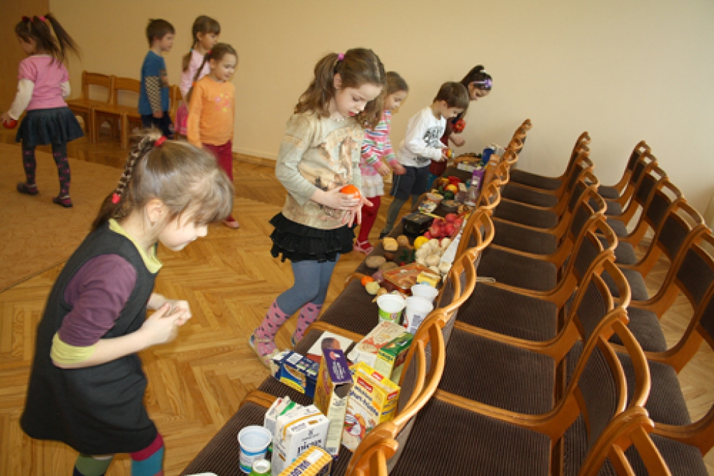 Bērni nodarbības laikā izvēlas veselīgus produktus.
Autors: no «Dartijas» arhīva