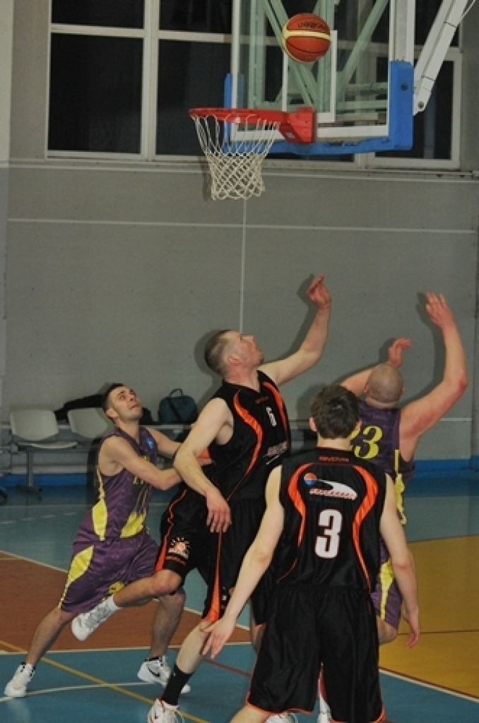 Latvijas Basketbola līgas 3. divīzijas izslēgšanas spēles nepatīkami sākušās «Kvēle/sporta centrs «Mēmele»» basketbola komandai – mājas spēlē 22. martā piedzīvots zaudējums pret «Saulkrastu» basketbolistiem, rezultāts – 67:77.
Pēc spēles...
Autors: Uldis Varnevičs