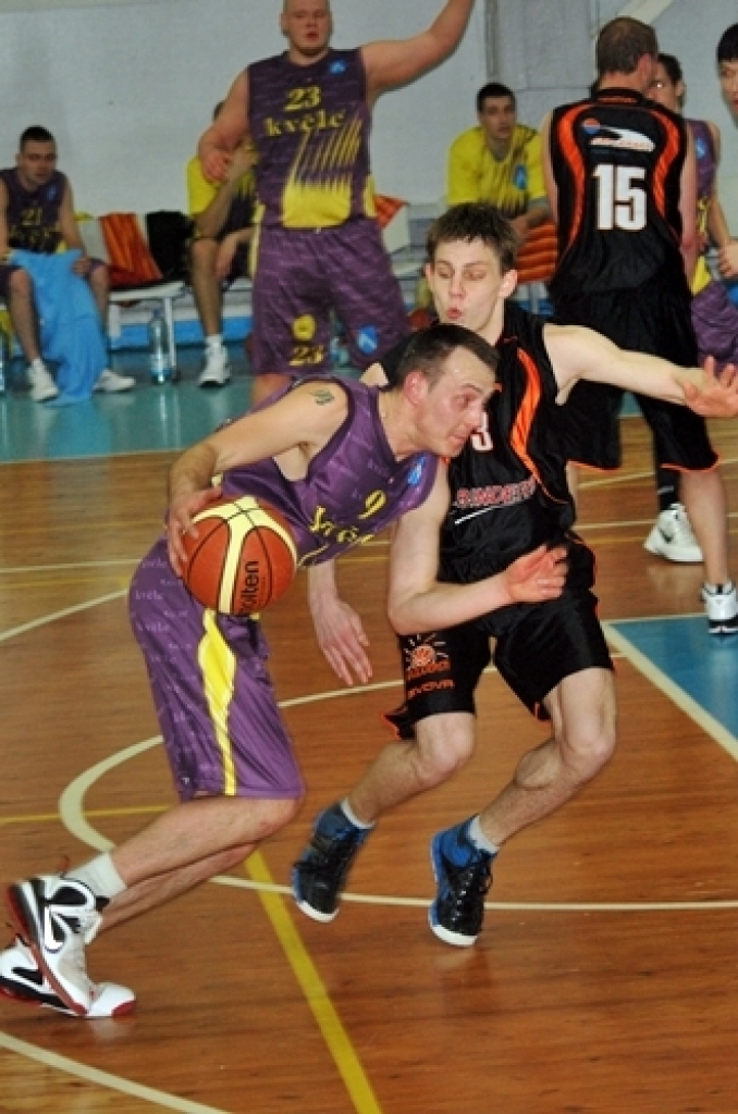 Latvijas Basketbola līgas 3. divīzijas izslēgšanas spēles nepatīkami sākušās «Kvēle/sporta centrs «Mēmele»» basketbola komandai – mājas spēlē 22. martā piedzīvots zaudējums pret «Saulkrastu» basketbolistiem, rezultāts – 67:77.
Pēc spēles...
Autors: Uldis Varnevičs