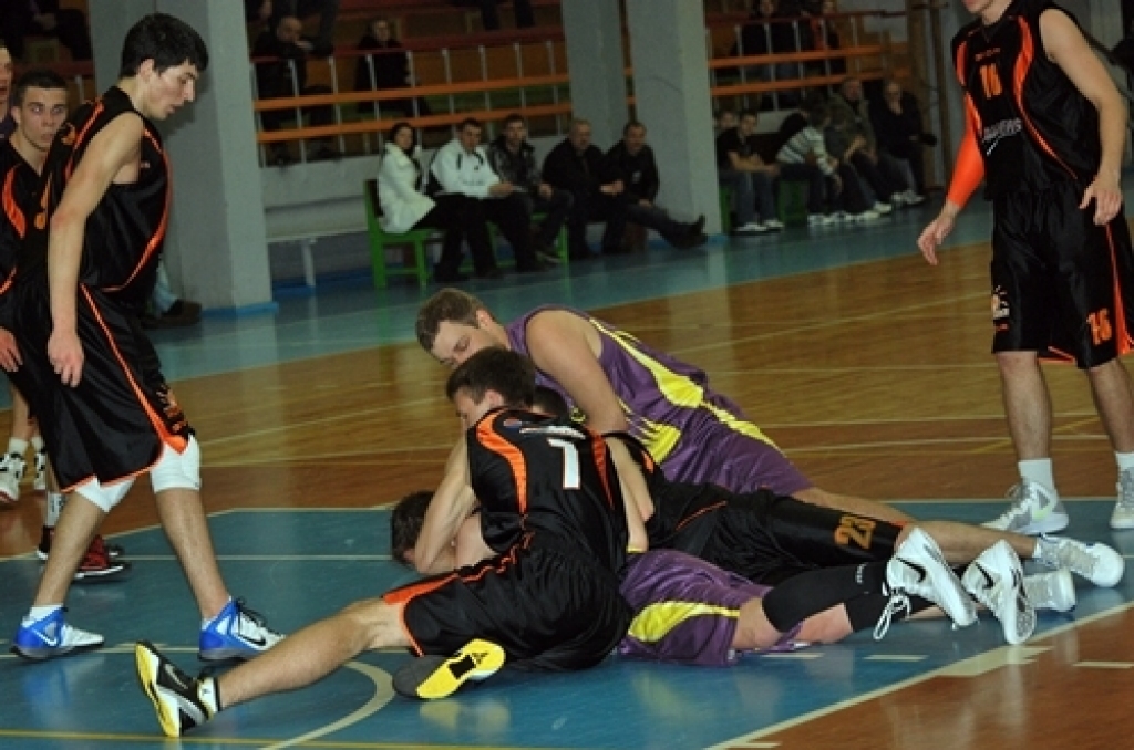 Latvijas Basketbola līgas 3. divīzijas izslēgšanas spēles nepatīkami sākušās «Kvēle/sporta centrs «Mēmele»» basketbola komandai – mājas spēlē 22. martā piedzīvots zaudējums pret «Saulkrastu» basketbolistiem, rezultāts – 67:77.
Pēc spēles...
Autors: Uldis Varnevičs