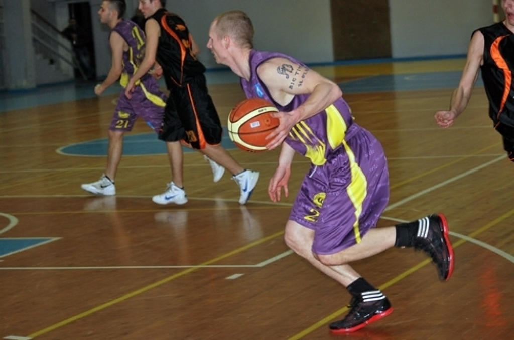 Latvijas Basketbola līgas 3. divīzijas izslēgšanas spēles nepatīkami sākušās «Kvēle/sporta centrs «Mēmele»» basketbola komandai – mājas spēlē 22. martā piedzīvots zaudējums pret «Saulkrastu» basketbolistiem, rezultāts – 67:77.
Pēc spēles...
Autors: Uldis Varnevičs
