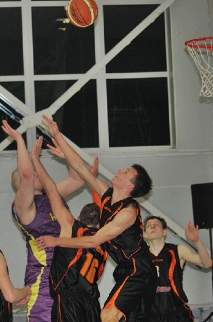 Latvijas Basketbola līgas 3. divīzijas izslēgšanas spēles nepatīkami sākušās «Kvēle/sporta centrs «Mēmele»» basketbola komandai – mājas spēlē 22. martā piedzīvots zaudējums pret «Saulkrastu» basketbolistiem, rezultāts – 67:77.
Pēc spēles...
Autors: Uldis Varnevičs