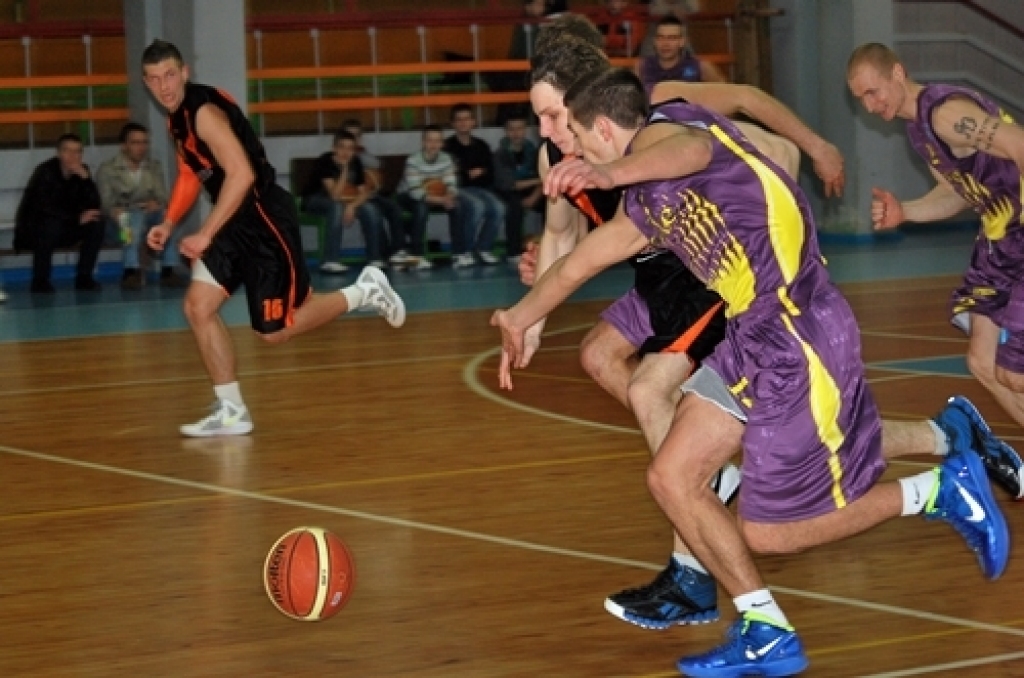 Latvijas Basketbola līgas 3. divīzijas izslēgšanas spēles nepatīkami sākušās «Kvēle/sporta centrs «Mēmele»» basketbola komandai – mājas spēlē 22. martā piedzīvots zaudējums pret «Saulkrastu» basketbolistiem, rezultāts – 67:77.
Pēc spēles...
Autors: Uldis Varnevičs