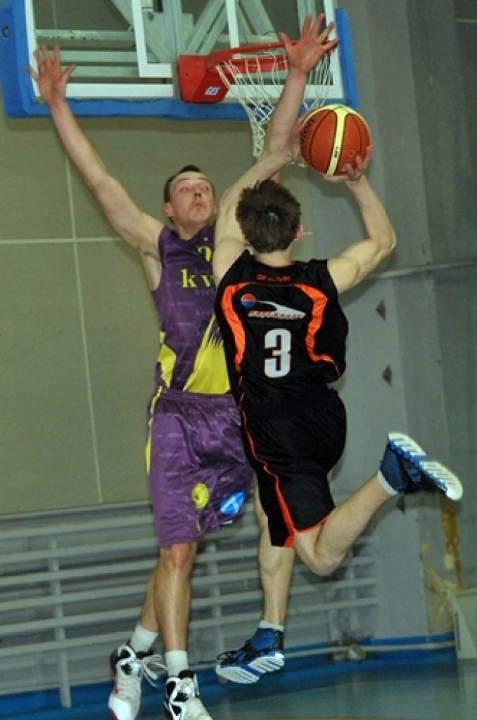 Latvijas Basketbola līgas 3. divīzijas izslēgšanas spēles nepatīkami sākušās «Kvēle/sporta centrs «Mēmele»» basketbola komandai – mājas spēlē 22. martā piedzīvots zaudējums pret «Saulkrastu» basketbolistiem, rezultāts – 67:77.
Pēc spēles...
Autors: Uldis Varnevičs