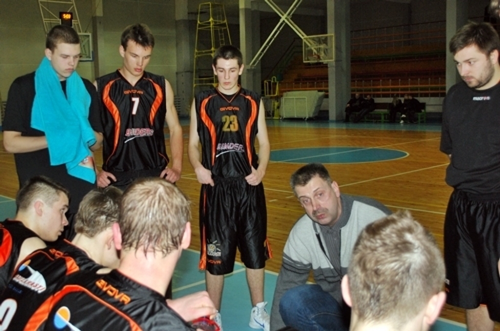 Latvijas Basketbola līgas 3. divīzijas izslēgšanas spēles nepatīkami sākušās «Kvēle/sporta centrs «Mēmele»» basketbola komandai – mājas spēlē 22. martā piedzīvots zaudējums pret «Saulkrastu» basketbolistiem, rezultāts – 67:77.
Pēc spēles...
Autors: Uldis Varnevičs