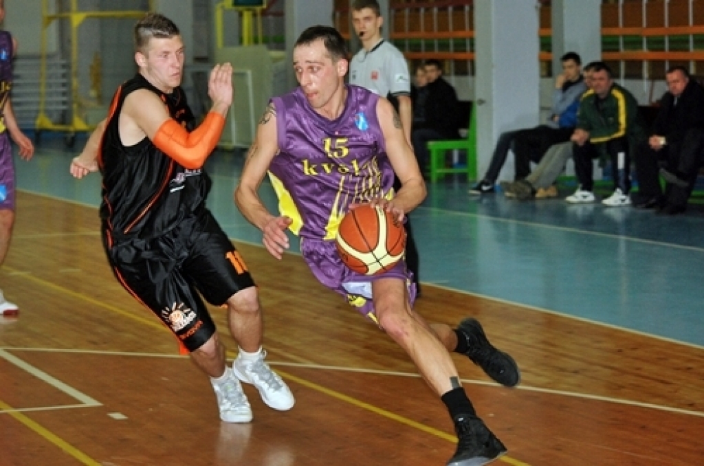Latvijas Basketbola līgas 3. divīzijas izslēgšanas spēles nepatīkami sākušās «Kvēle/sporta centrs «Mēmele»» basketbola komandai – mājas spēlē 22. martā piedzīvots zaudējums pret «Saulkrastu» basketbolistiem, rezultāts – 67:77.
Pēc spēles...
Autors: Uldis Varnevičs