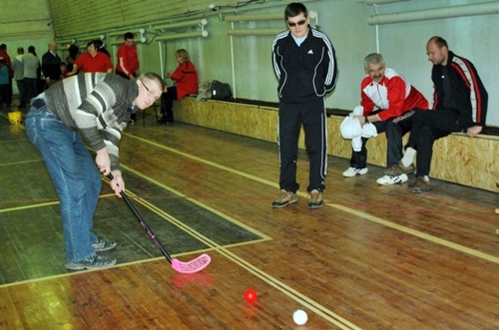 Apmēram 70 dalībnieku 17. martā pulcējās Bauskas novada sporta bāzē, lai izcīnītu kausus un medaļas sacensībās cilvēkiem ar īpašām vajadzībām.
Bauskas invalīdu sporta un rehabilitācijas biedrības organizētajā sarīkojumā individuāli...
Autors: Uldis Varnevičs