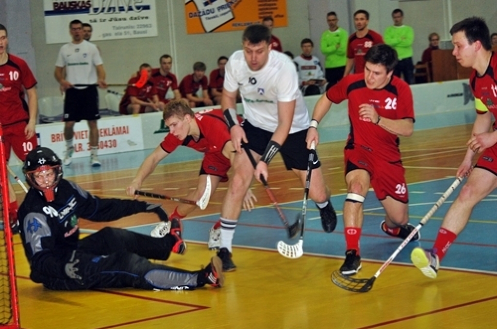 Viskuplāk apmeklētās sporta spēles mūsu novadā ir beigušās – florbola klubs «Bauska» ceturtdaļfinālā četru spēļu sērijā piedzīvoja zaudējumu ar 1:3.
Sporta namā «Mēmele» pagājušajā nedēļas nogalē vērot FK «Bauska» un «Lielvārdes» komandu...
Autors: Uldis Varnevičs