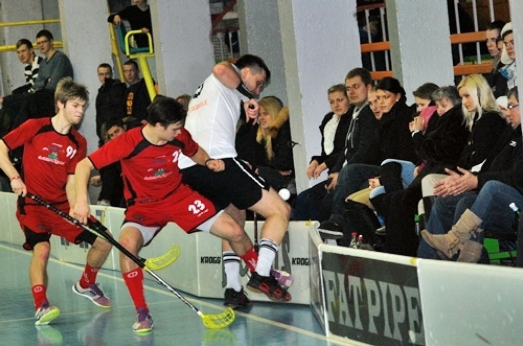 Viskuplāk apmeklētās sporta spēles mūsu novadā ir beigušās – florbola klubs «Bauska» ceturtdaļfinālā četru spēļu sērijā piedzīvoja zaudējumu ar 1:3.
Sporta namā «Mēmele» pagājušajā nedēļas nogalē vērot FK «Bauska» un «Lielvārdes» komandu...
Autors: Uldis Varnevičs