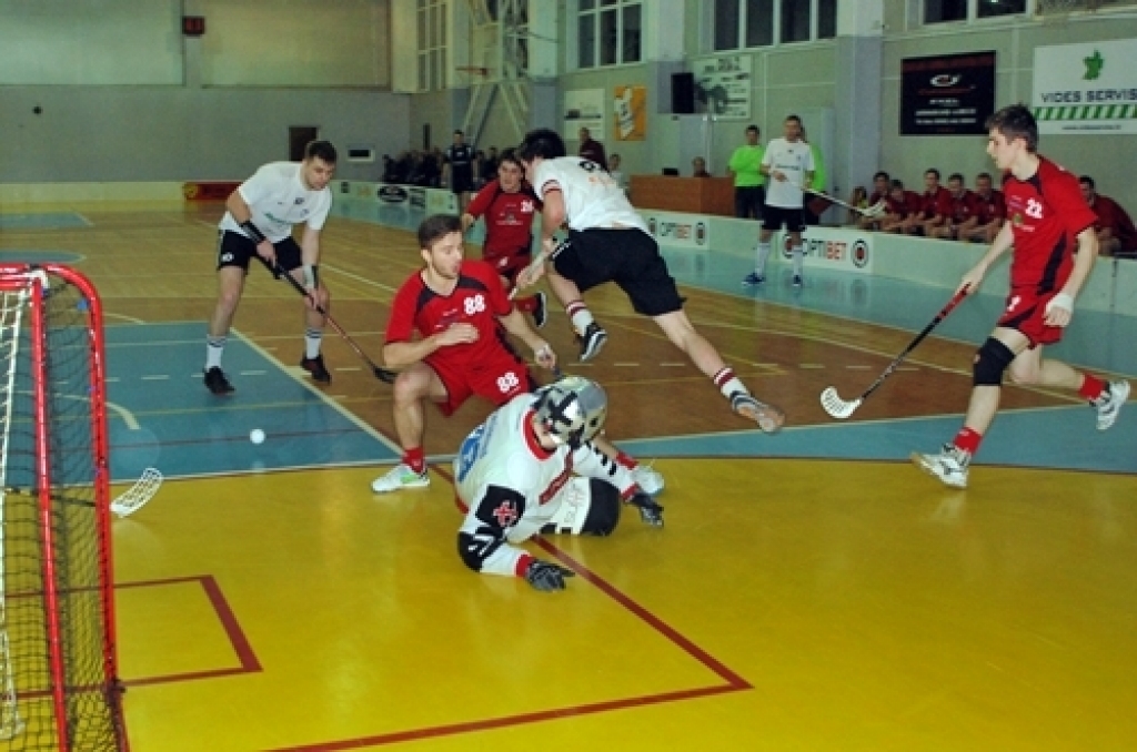 Viskuplāk apmeklētās sporta spēles mūsu novadā ir beigušās – florbola klubs «Bauska» ceturtdaļfinālā četru spēļu sērijā piedzīvoja zaudējumu ar 1:3.
Sporta namā «Mēmele» pagājušajā nedēļas nogalē vērot FK «Bauska» un «Lielvārdes» komandu...
Autors: Uldis Varnevičs