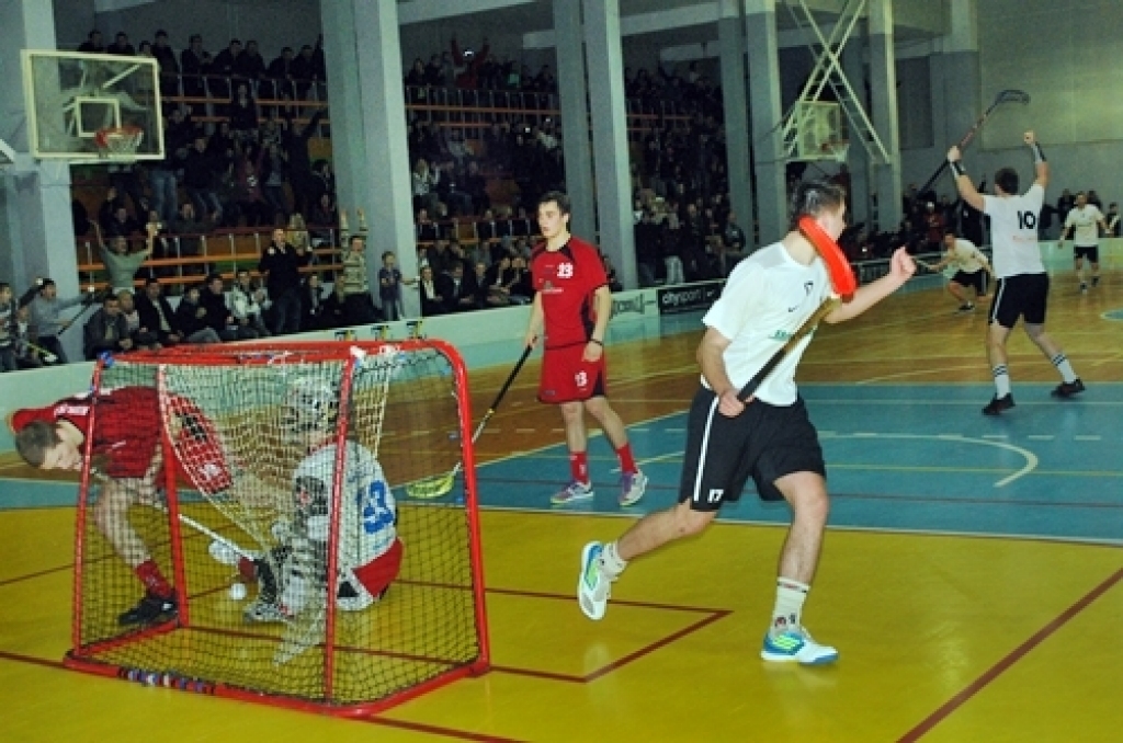 Viskuplāk apmeklētās sporta spēles mūsu novadā ir beigušās – florbola klubs «Bauska» ceturtdaļfinālā četru spēļu sērijā piedzīvoja zaudējumu ar 1:3.
Sporta namā «Mēmele» pagājušajā nedēļas nogalē vērot FK «Bauska» un «Lielvārdes» komandu...
Autors: Uldis Varnevičs