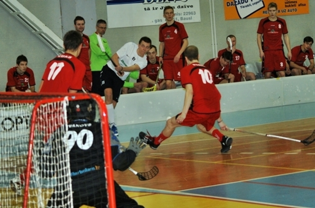 Viskuplāk apmeklētās sporta spēles mūsu novadā ir beigušās – florbola klubs «Bauska» ceturtdaļfinālā četru spēļu sērijā piedzīvoja zaudējumu ar 1:3.
Sporta namā «Mēmele» pagājušajā nedēļas nogalē vērot FK «Bauska» un «Lielvārdes» komandu...
Autors: Uldis Varnevičs