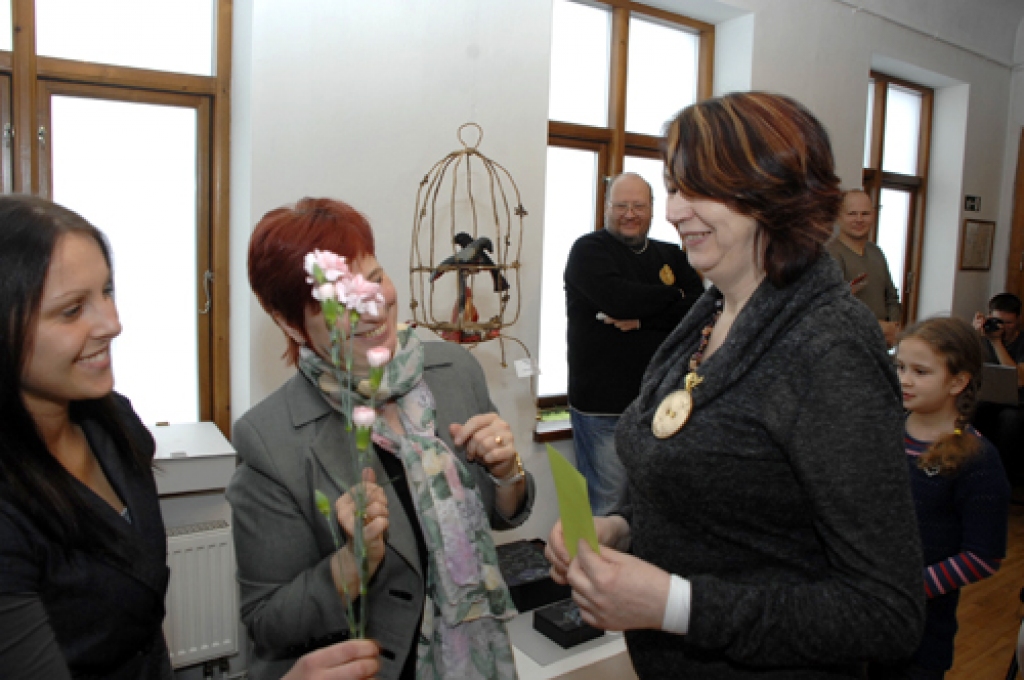 Zeltītas, sudrabotas un bronzas krāsas pogas turpmāk rotās Bauskas novada radošākos un izdomas bagātākos bērnus. Šādas piemiņas zīmes pirmdien, 12. martā, saņēma izstādes «Toņi un pustoņi» laureāti.
Bauskas novadpētniecības un mākslas...
Autors: Ivars Bogdanovs