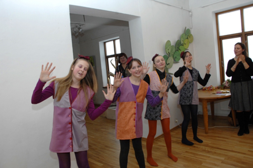 Zeltītas, sudrabotas un bronzas krāsas pogas turpmāk rotās Bauskas novada radošākos un izdomas bagātākos bērnus. Šādas piemiņas zīmes pirmdien, 12. martā, saņēma izstādes «Toņi un pustoņi» laureāti.
Bauskas novadpētniecības un mākslas...
Autors: Ivars Bogdanovs