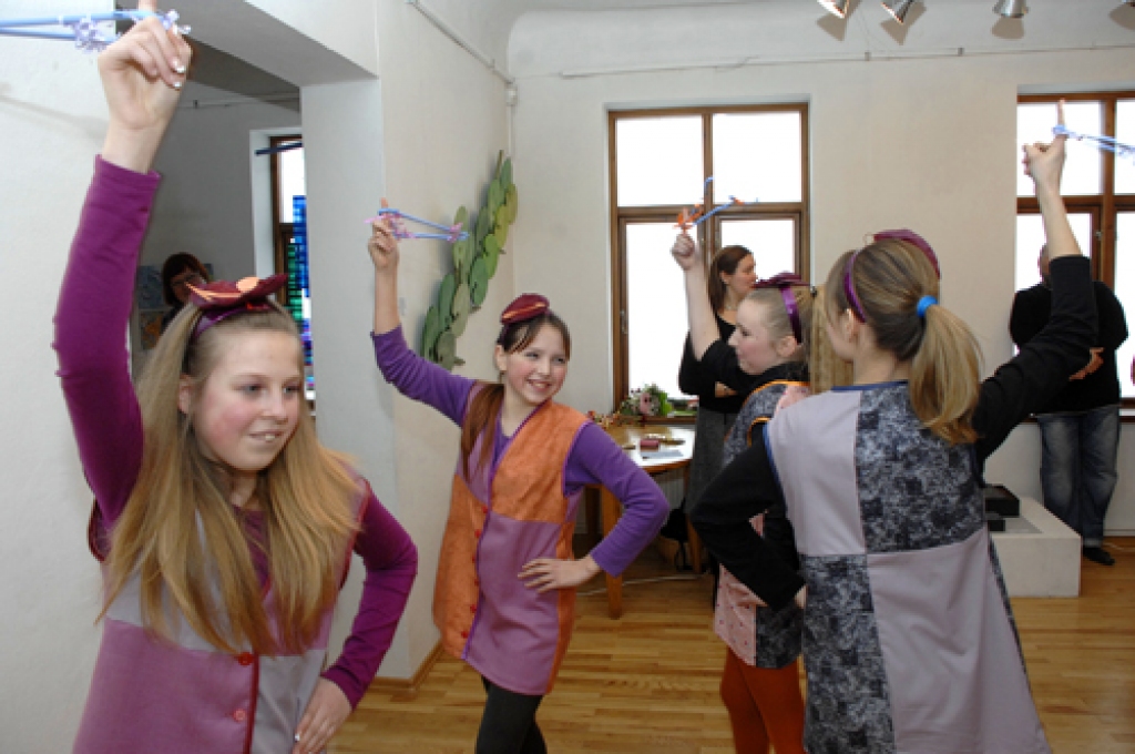 Zeltītas, sudrabotas un bronzas krāsas pogas turpmāk rotās Bauskas novada radošākos un izdomas bagātākos bērnus. Šādas piemiņas zīmes pirmdien, 12. martā, saņēma izstādes «Toņi un pustoņi» laureāti.
Bauskas novadpētniecības un mākslas...
Autors: Ivars Bogdanovs