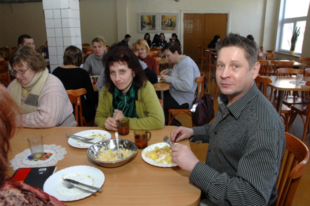 Pilsrundāles vidusskolā 9. martā notika vecāku mācības un neparasts koncerts.
No rīta reizē ar bērniem skolā ieradušies, vecāki devās uz ķīmijas kabinetu, kur par jūtu un saskarsmes ķīmiju viņiem stāstīja Kaspars Bikše, psiholoģijas un...
Autors: Ivars Bogdanovs