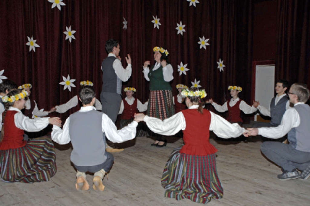 Pilsrundāles vidusskolā 9. martā notika vecāku mācības un neparasts koncerts.
No rīta reizē ar bērniem skolā ieradušies, vecāki devās uz ķīmijas kabinetu, kur par jūtu un saskarsmes ķīmiju viņiem stāstīja Kaspars Bikše, psiholoģijas un...
Autors: Ivars Bogdanovs