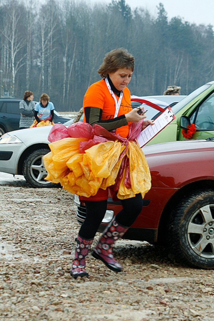 Šogad ikgadējā «BTA Sieviešu dienas rallija» maršruts sestdien, 10. martā, veda pa Zemgali, ekipāžām šķērsojot arī Vecumnieku, Bauskas un Rundāles novadu.
Koši noformēti bija gan dāmu apģērbi, gan braucamie, «Bauskas Dzīvei» stāsta...