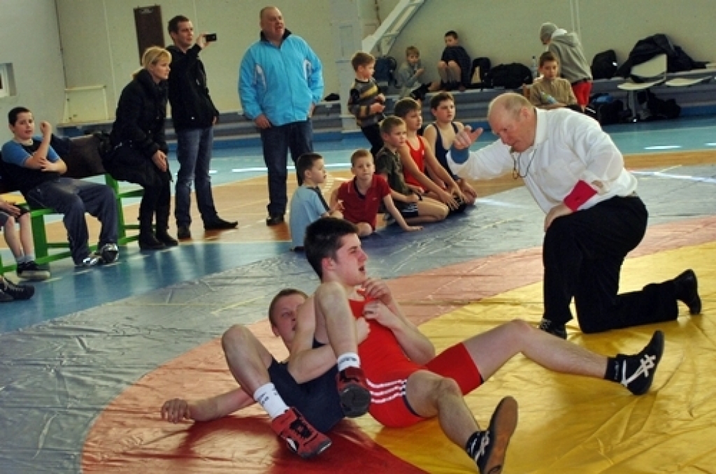 Sporta namā «Mēmele» pagājušajā nedēļā notika Bauskas novada atklātais čempionāts brīvajā cīņā, kurā piedalījās 88 cīkstoņi no piecām sporta skolām. Sacensības risinājās desmit svara kategorijās un divās vecuma
grupās - 2000. gadā dzimušie...
Autors: Uldis Varnevičs