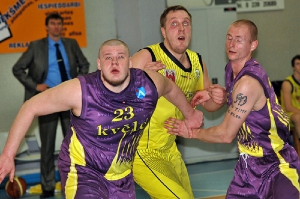 Sporta namā «Mēmele» 24. aprīlī tikās Bauskas ««Kvēle»/sporta centrs «Mēmele»» komanda ar SK «Limbaži». Baušķenieki lika panervozēt saviem līdzjutējiem, bet uzvarēja ar 54:49.
Jāatzīst, ka spēle no citām atšķīrās ar vienu raksturīgu...
Autors: Uldis Varnevičs