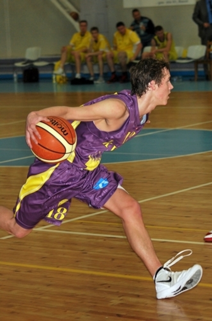 Sporta namā «Mēmele» 24. aprīlī tikās Bauskas ««Kvēle»/sporta centrs «Mēmele»» komanda ar SK «Limbaži». Baušķenieki lika panervozēt saviem līdzjutējiem, bet uzvarēja ar 54:49.
Jāatzīst, ka spēle no citām atšķīrās ar vienu raksturīgu...
Autors: Uldis Varnevičs