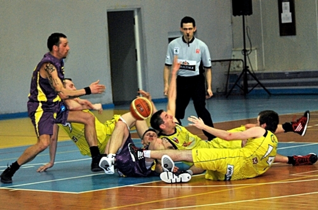 Sporta namā «Mēmele» 24. aprīlī tikās Bauskas ««Kvēle»/sporta centrs «Mēmele»» komanda ar SK «Limbaži». Baušķenieki lika panervozēt saviem līdzjutējiem, bet uzvarēja ar 54:49.
Jāatzīst, ka spēle no citām atšķīrās ar vienu raksturīgu...
Autors: Uldis Varnevičs