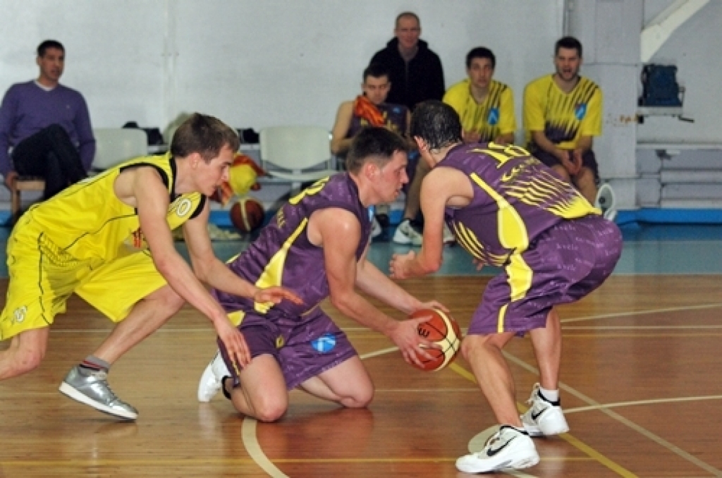 Sporta namā «Mēmele» 24. aprīlī tikās Bauskas ««Kvēle»/sporta centrs «Mēmele»» komanda ar SK «Limbaži». Baušķenieki lika panervozēt saviem līdzjutējiem, bet uzvarēja ar 54:49.
Jāatzīst, ka spēle no citām atšķīrās ar vienu raksturīgu...
Autors: Uldis Varnevičs