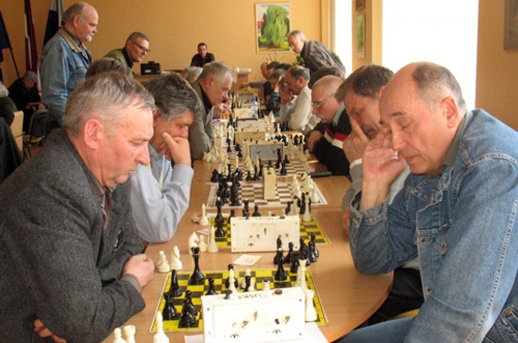 No mūspuses sportistiem veiksmīgākie Latvijas Sporta veterānu savienības (LSVS) spēlēs Bauskā bija florbolisti, kuri izcīnīja zelta medaļas. Latvijas Sporta veterānu savienības finālspēlēs florbolā Bauskas un Rundāles novada komandas...
Autors: Uldis Varnevičs