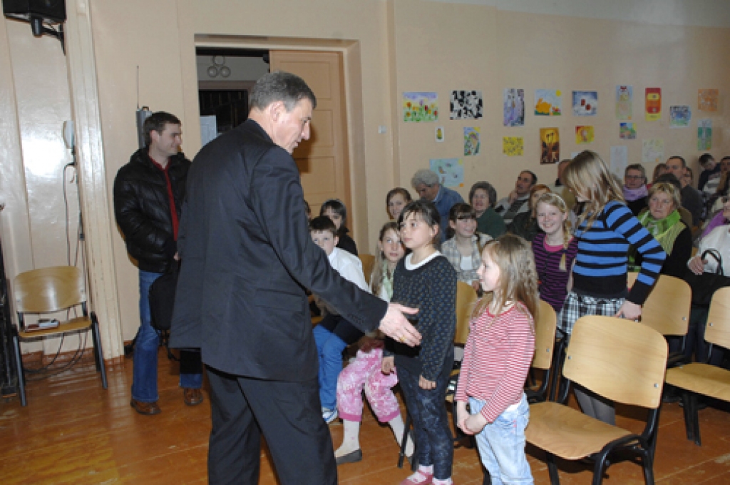 Stelpes pamatskolā 20. aprīlī notika Romas katoļu baznīcas arhibīskapa Zbigņeva Stankeviča un Vecumnieku novada iedzīvotāju saruna par vērtībām mūsdienu sabiedrībā. Tikšanās iniciatores ir Vecumnieku pagasta muzeja vadītāja Aloida Baķe un...
Autors: Ivars Bogdanovs