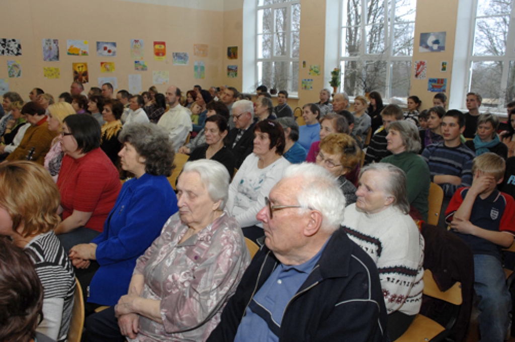 Stelpes pamatskolā 20. aprīlī notika Romas katoļu baznīcas arhibīskapa Zbigņeva Stankeviča un Vecumnieku novada iedzīvotāju saruna par vērtībām mūsdienu sabiedrībā. Tikšanās iniciatores ir Vecumnieku pagasta muzeja vadītāja Aloida Baķe un...
Autors: Ivars Bogdanovs