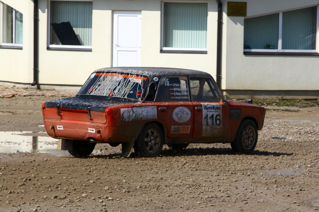 21. aprīlī ar sešu stundu izturības braucienu Jelgavas pusē un dragreisa sacensībām Rīgā startēja 2012. gada Latvijas autosporta vasaras sezona.
Emburgas pusē Akmenscūciņu karjerā (ceļš Iecava-Jelgava 6. km) norisinājās pasākums “AutoEuro...
